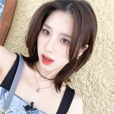 她的微笑像颗糖